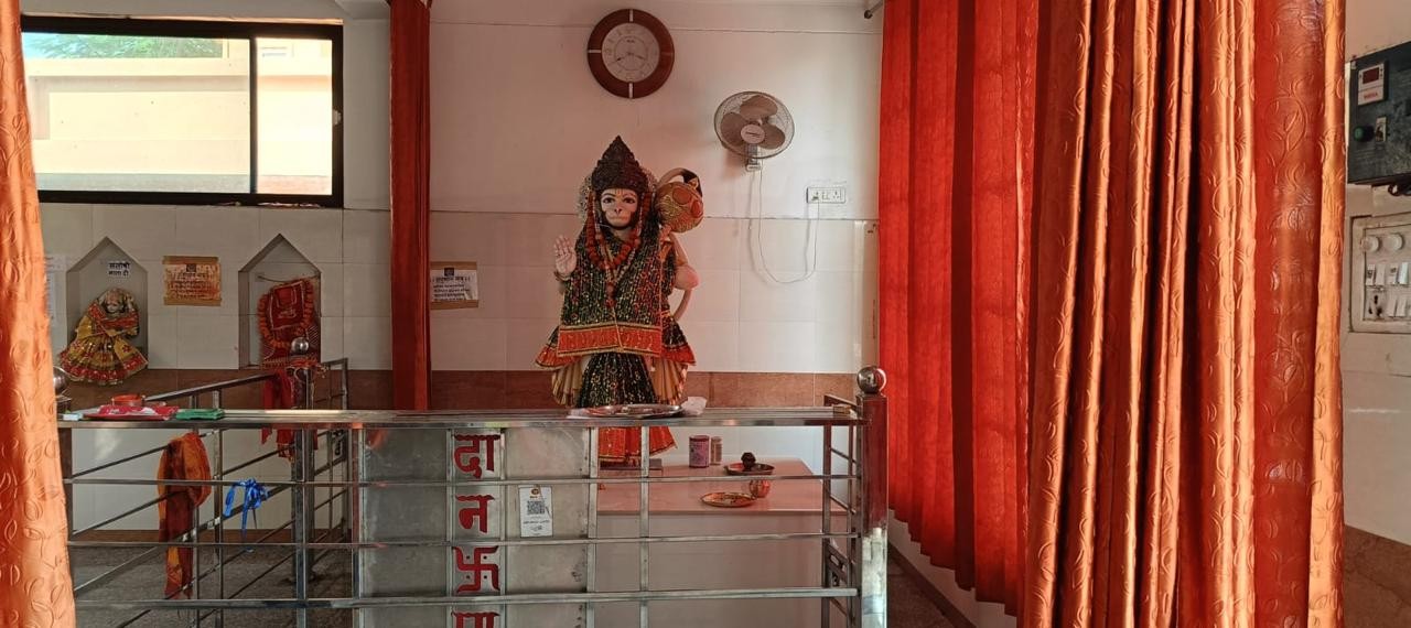 श्री हनुमान जी का मंदिर कक्ष - विराजमान श्री मृत्युंजय महादेव मंदिर, लखनऊ
